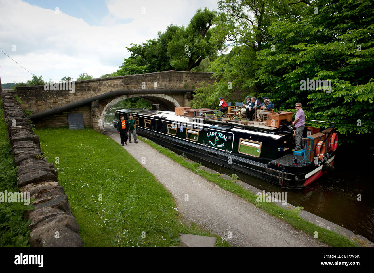 Dowley Lücke sperrt, Bingley, Saltaire auf Leeds und Liverpool Canal, West Yorkshire. Juni 2014 Lady/Petrol Hotel Canal Boat Stockfoto