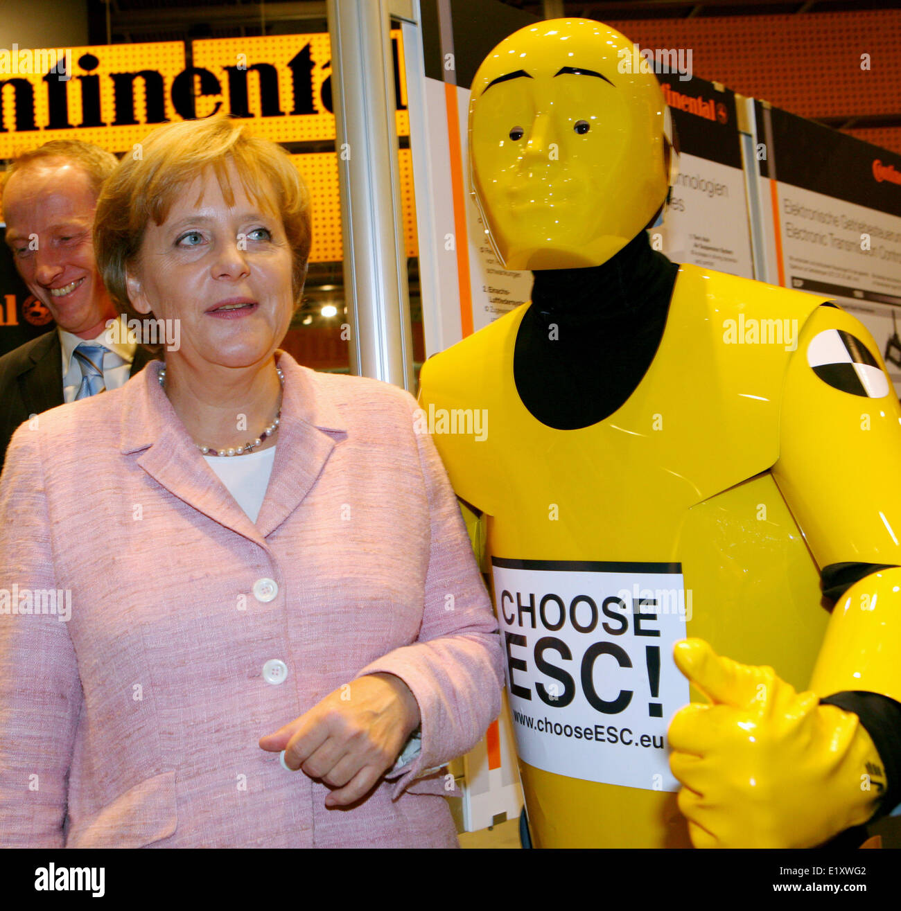 Bundeskanzlerin Angela Merkel (CDU) steht neben einem Dummie am Stand der Continental AG auf der IAA, die zum Schutz des Klimas in diesem Jahr (13.09.2007) konzentriert. Foto: Arne Dedert Dpa/Lhe (c) Dpa - Bericht Stockfoto