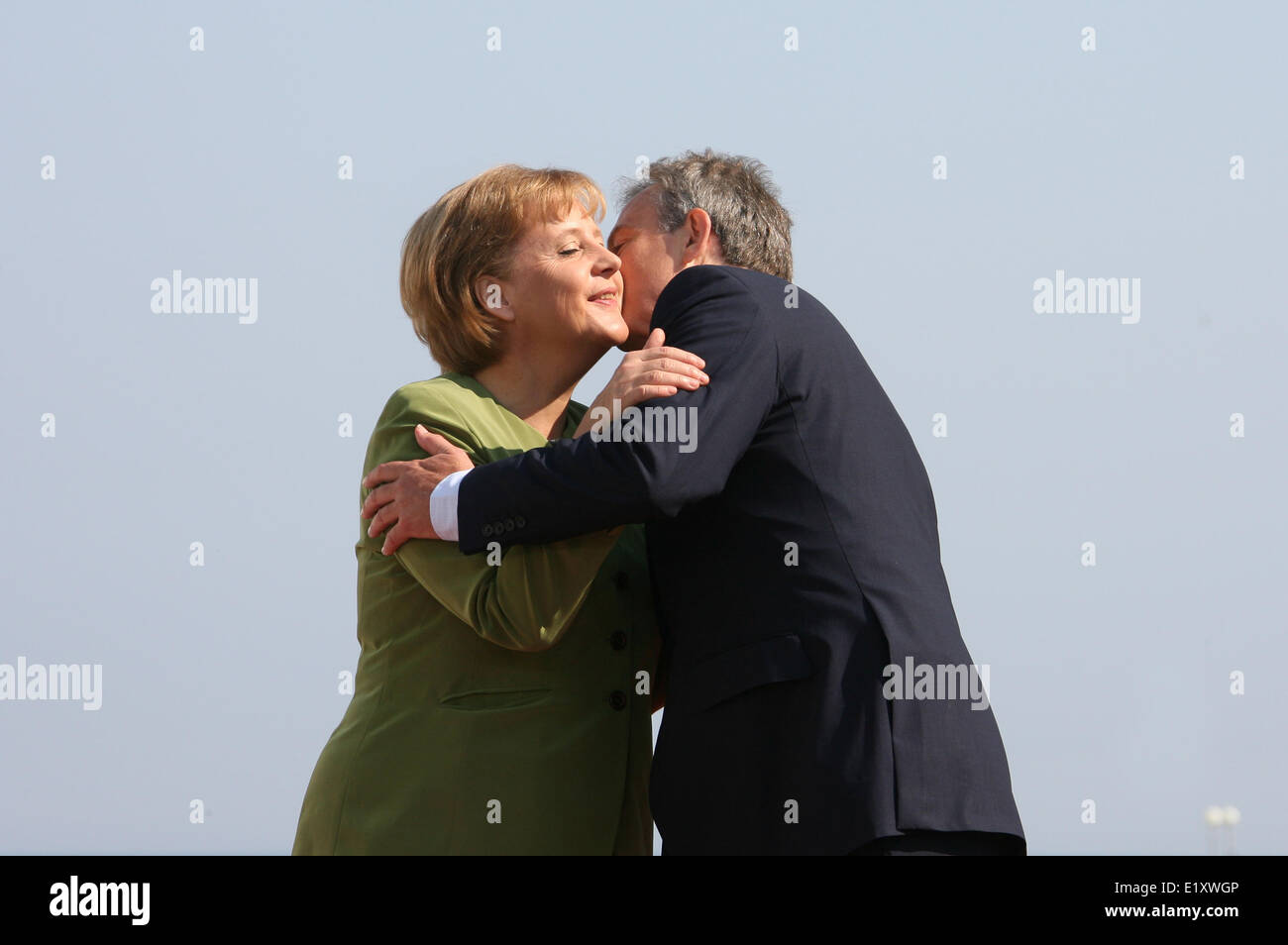 Bundeskanzlerin Angela Merkel und der britische Premierminister Tony Blair begrüßen einander in Heiligendamm am 7. Juni 2007. Stockfoto