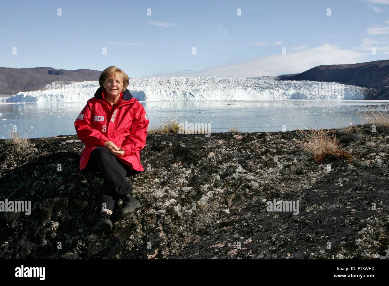 Bundeskanzlerin Angela Merkel (CDU) sitzt am Eqi Gletscher in der Nähe von Ilulissat in Grönland (17.08.2007). Foto: Michael Kappeler Dpa (c) Dpa - Bericht Stockfoto