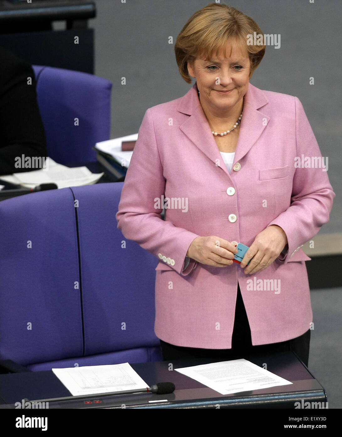 Bundeskanzlerin Angela Merkel wartet auf die Abstimmung anlässlich des Konjunkturpakets II im Deutschen Bundestag am 13. Februar 2009. Stockfoto