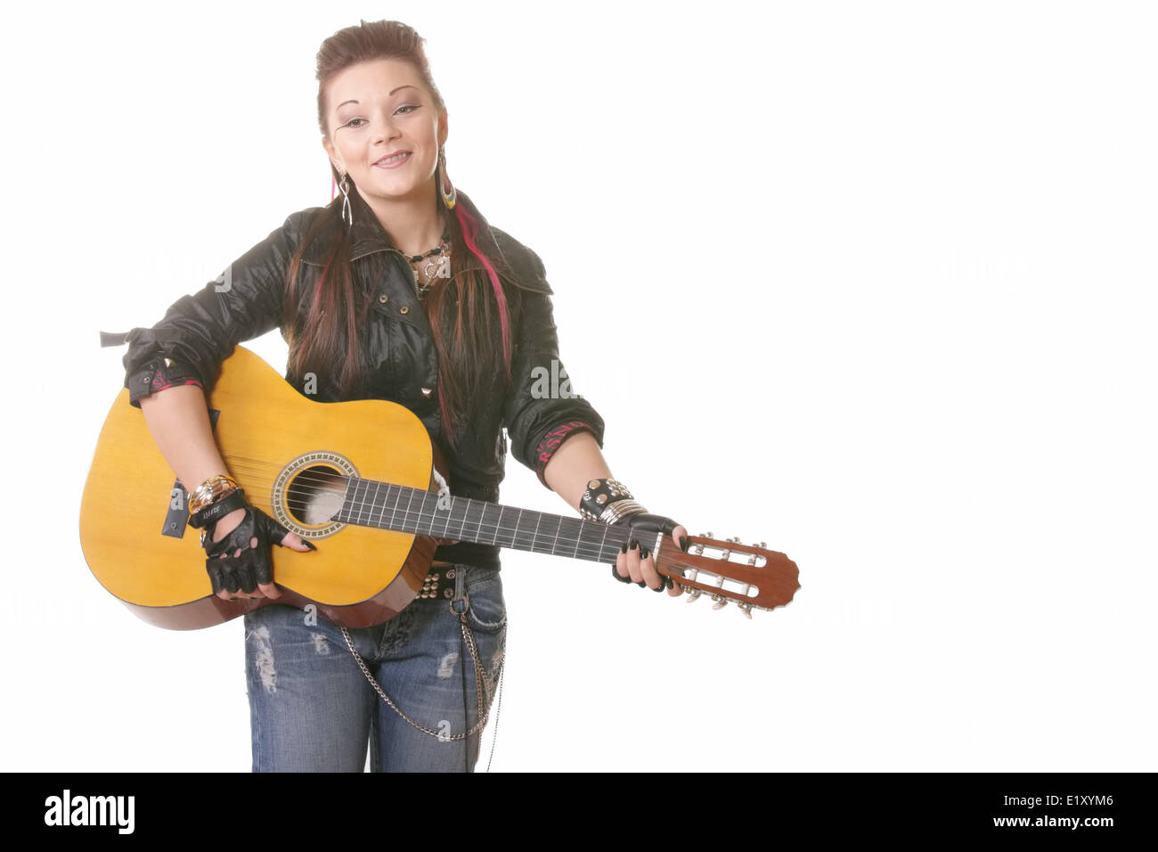 Lächelnder Punk-Mädchen mit Gitarre Stockfoto