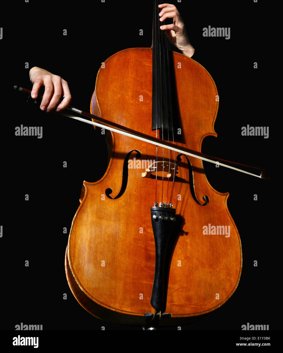 Cello auf schwarz Stockfoto