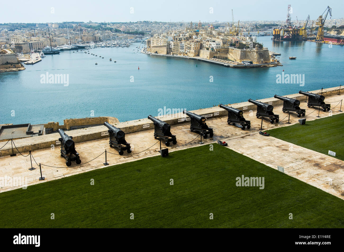 Mit Blick auf den Grand Harbour in Valletta Form salutieren Batterie. Stockfoto