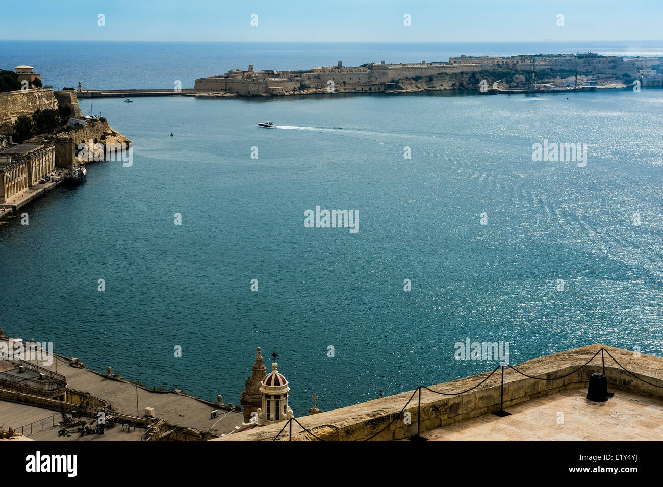 Mit Blick auf den Grand Harbour in Valletta Form salutieren Batterie. Stockfoto