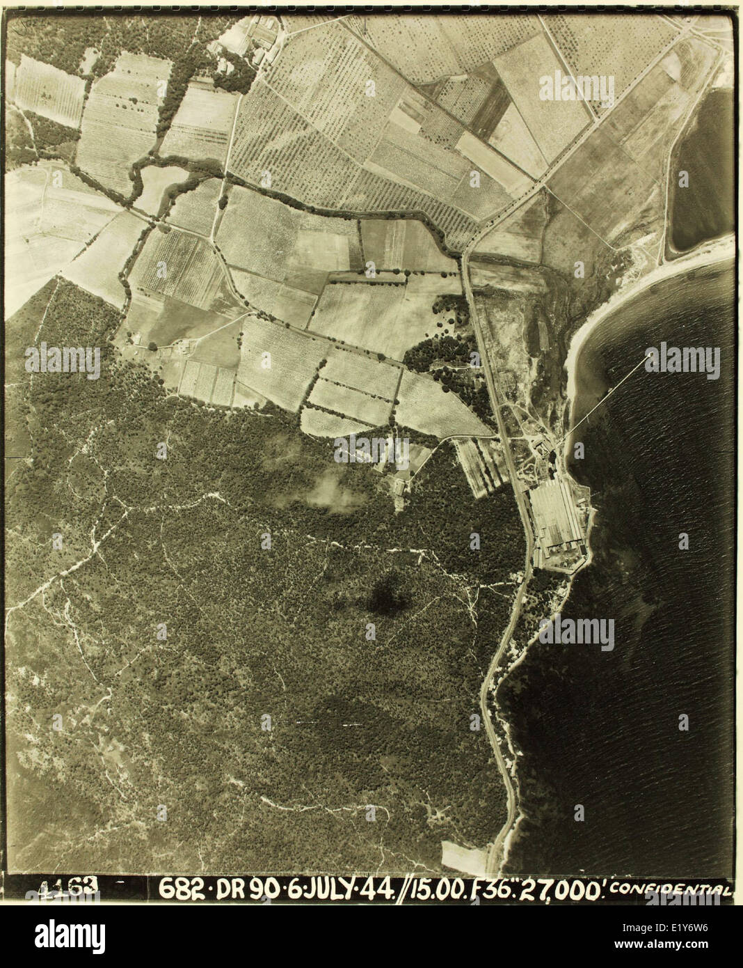 Dieses Luftaufklärungsfoto, das während des Zweiten Weltkriegs aufgenommen wurde, zeigt Cannes in Frankreich. Das Bild wurde für strategische Planung und militärische Geheimdienstzwecke während des Konflikts verwendet. Stockfoto