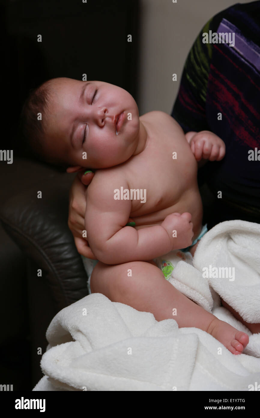 Schläfrig Neugeborenen Stockfoto