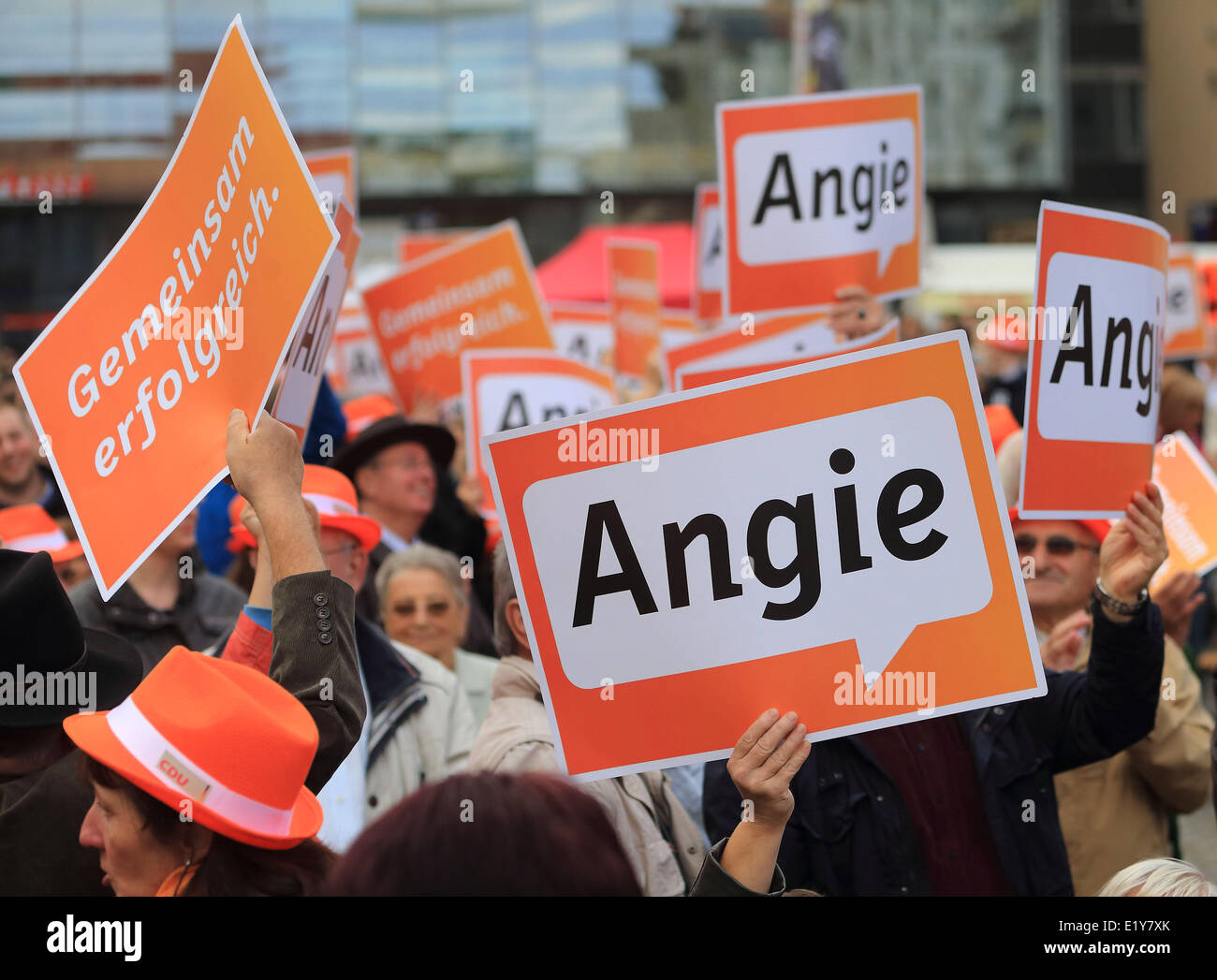 Besucher einer Wahl Kampagne Veranstaltung mit Bundeskanzlerin Angela Merkel am 17. September 2013 in Magdeburg. Stockfoto