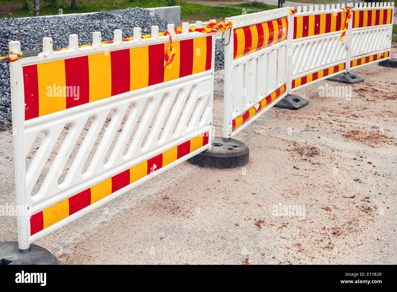 Gestreifte rote und gelbe Straßenschranken, Bereich im Bau Stockfoto