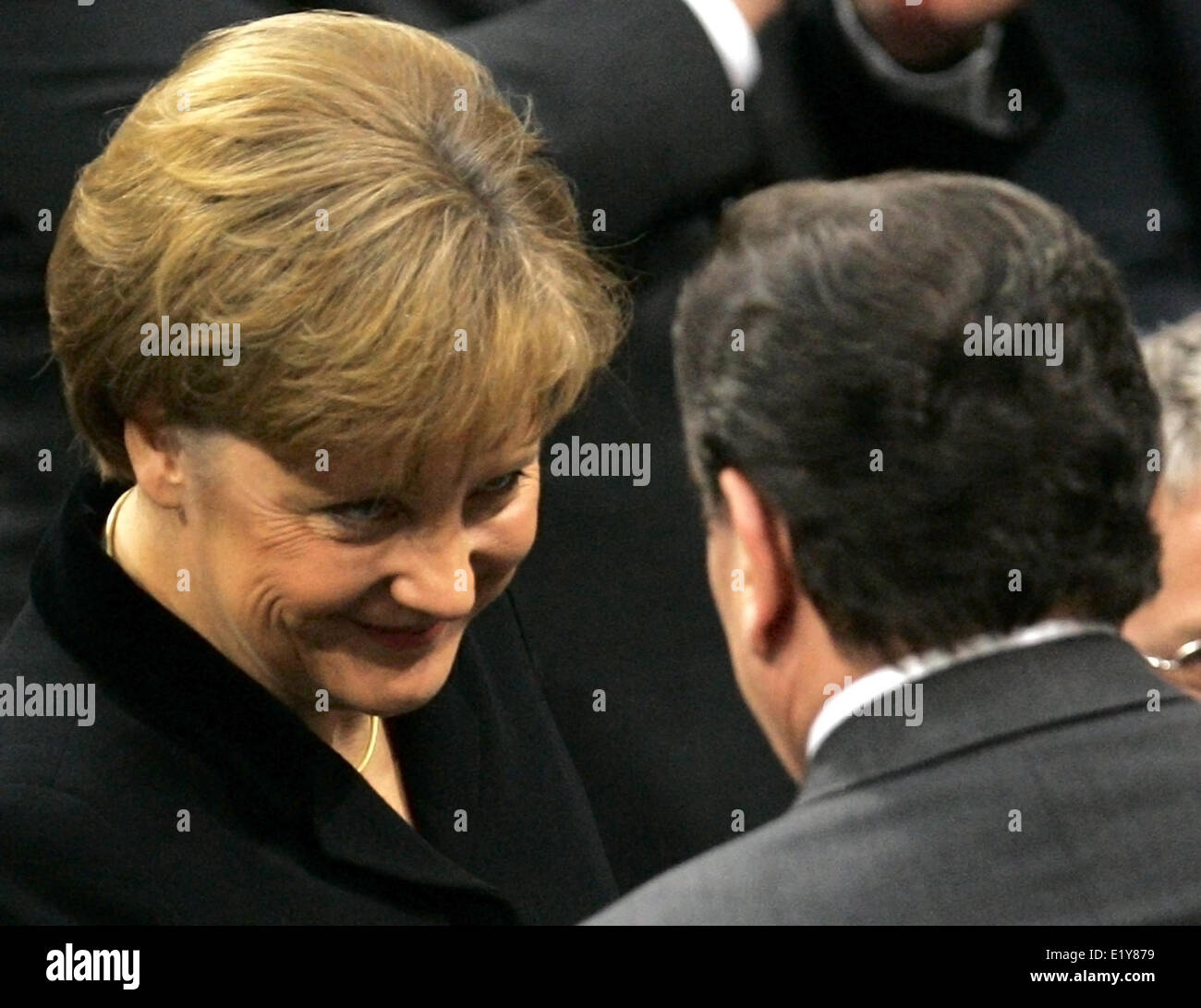 Bundeskanzler Gerhard Schröder (SPD) verlassen gratuliert neue Bundeskanzlerin Angela Merkel (CDU) zu ihrer Wahl (22.11.2005).  Foto: Peer Grimm Dpa/Lbn +++(c) Dpa - Bericht +++ Stockfoto