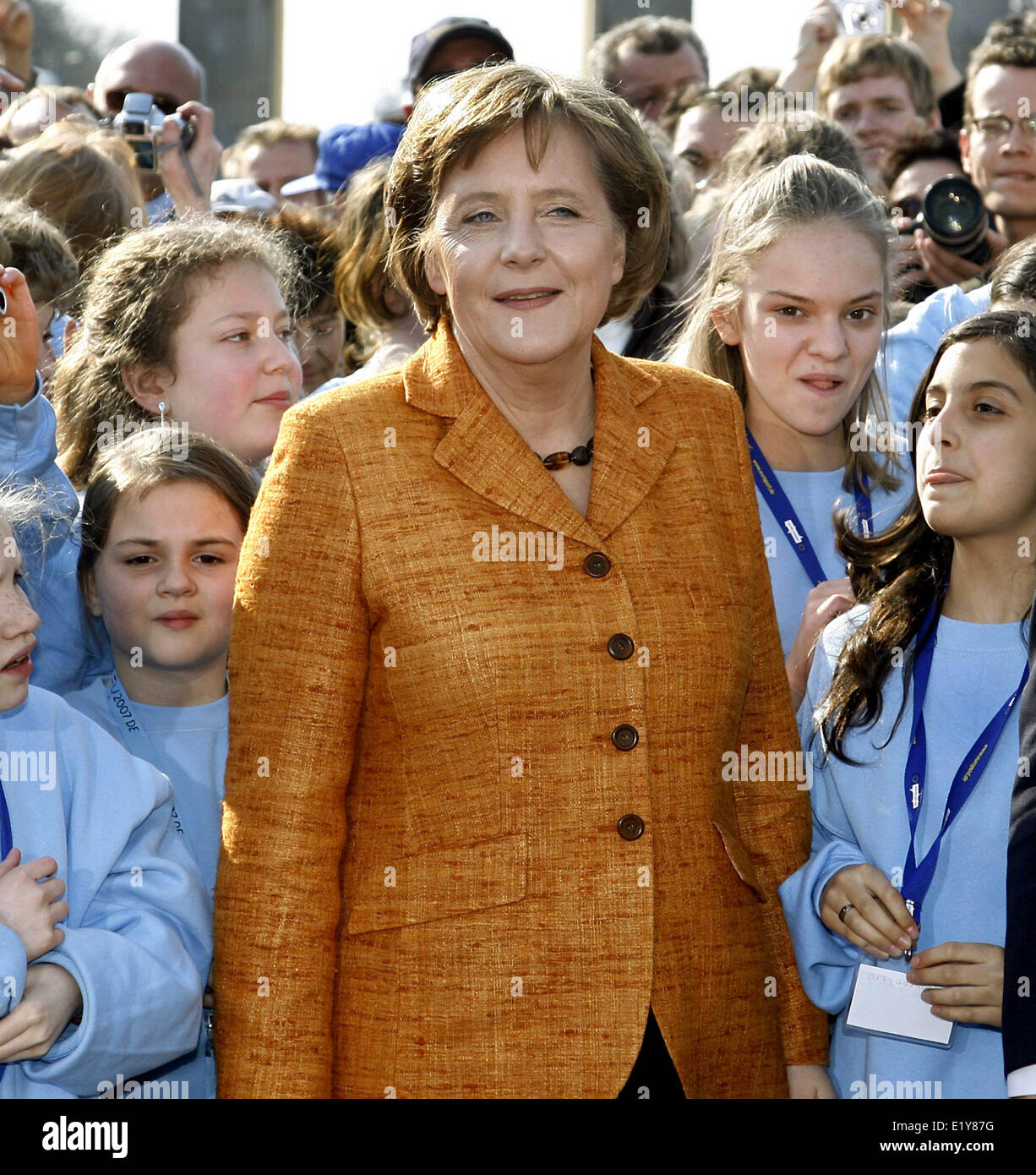 Bundeskanzlerin Angela Merkel und Schüler stehen vor dem Brandenburger Tor in Berlin, nachdem sie 5000 Ballons mit den Farben der EU-Mitgliedstaaten (25.03.2007) ins Leben gerufen hatte. Eine Zeremonie und ein Festival statt, den 50. Jahrestag der Römischen Verträge zu feiern.  Foto: Wolfgang Kumm Dpa/Lbn +++(c) Dpa - Bericht +++ Stockfoto