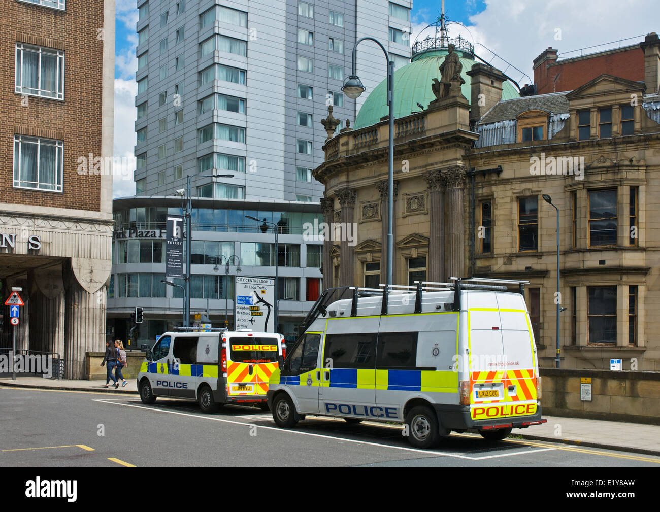 Polizeiwagen parkten am Bahnhof Leeds City, West Yorkshire, England UK Stockfoto