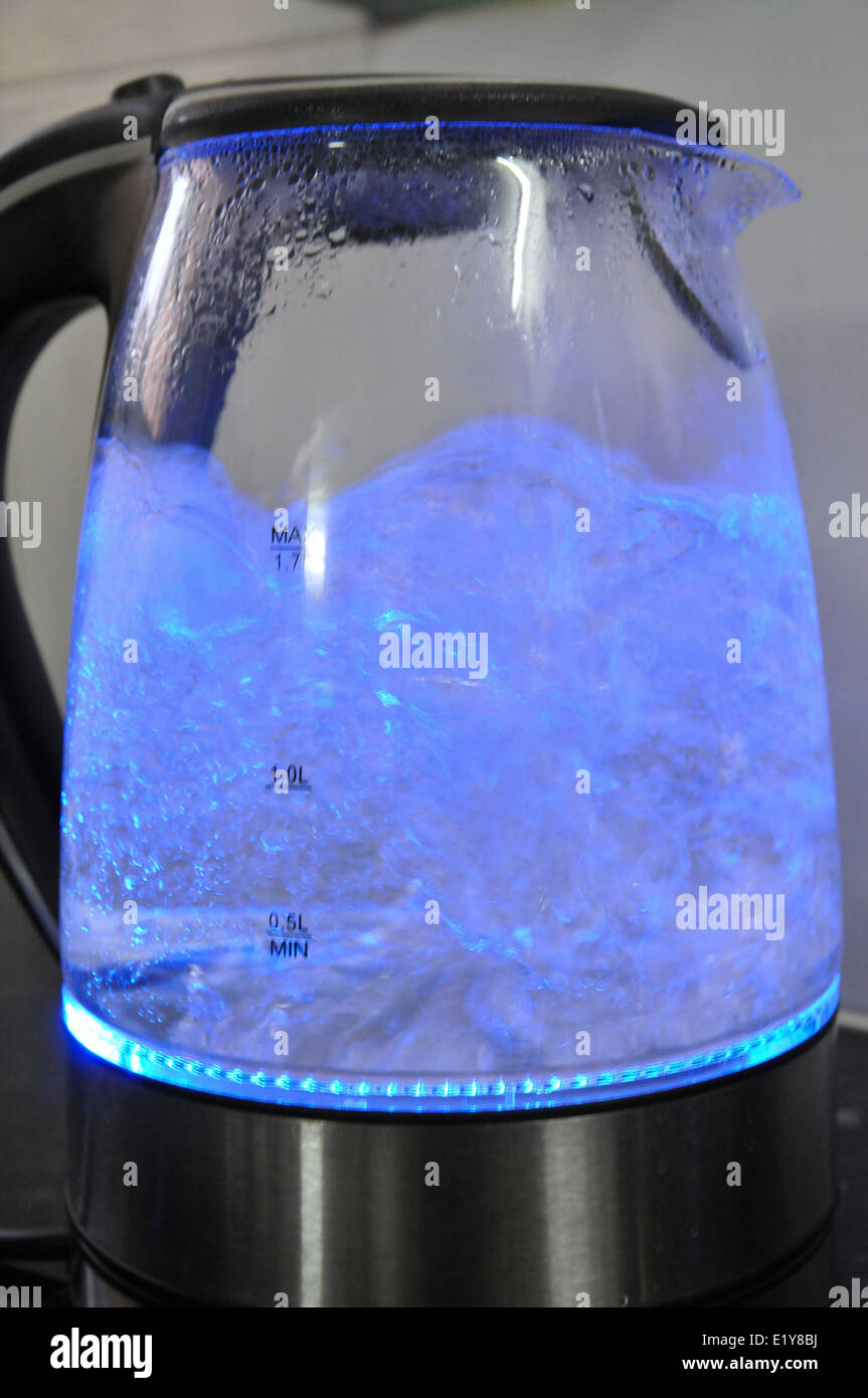Wasser kocht in einem transparenten Kessel Stockfoto
