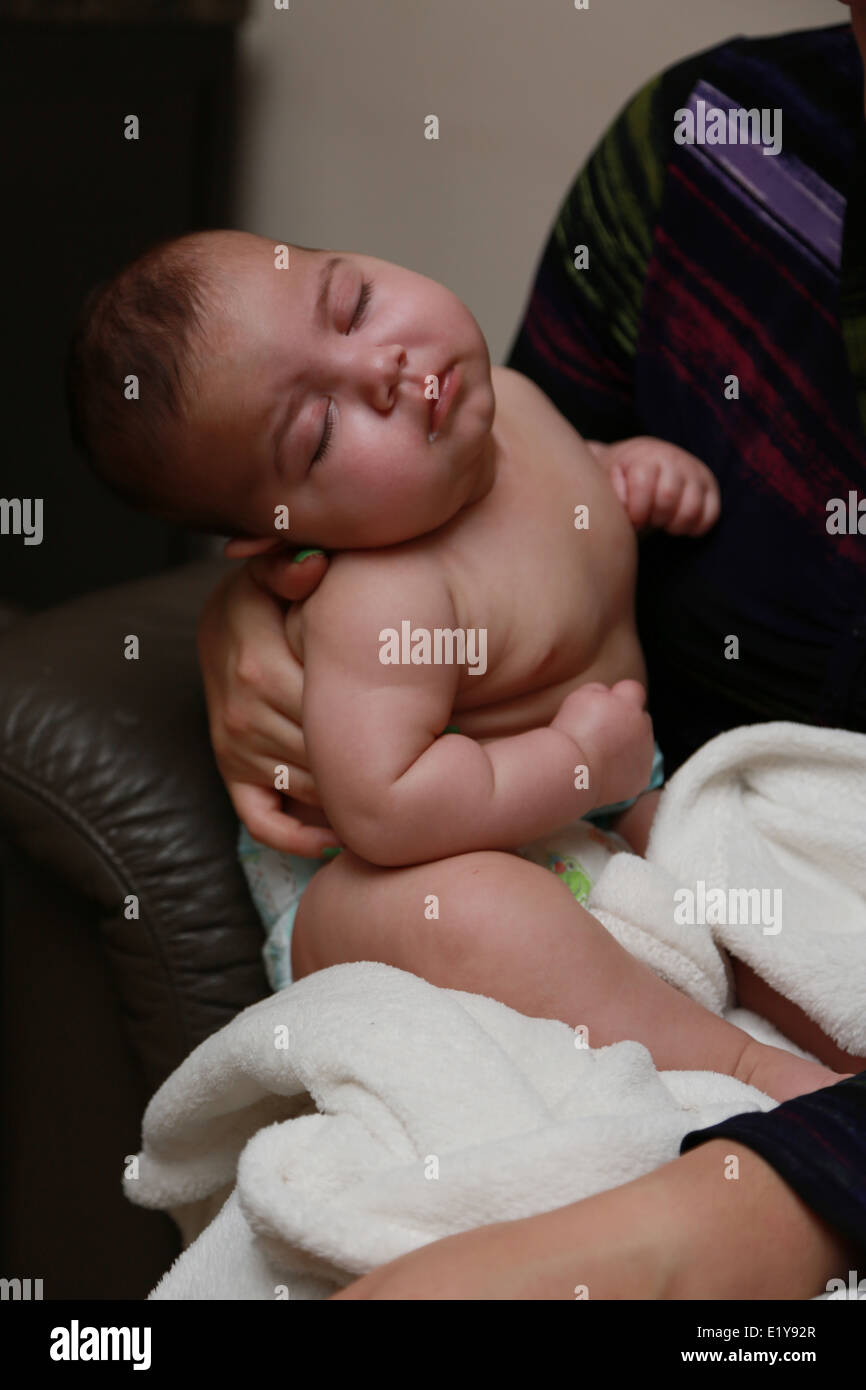 Schläfrig Neugeborenen Stockfoto