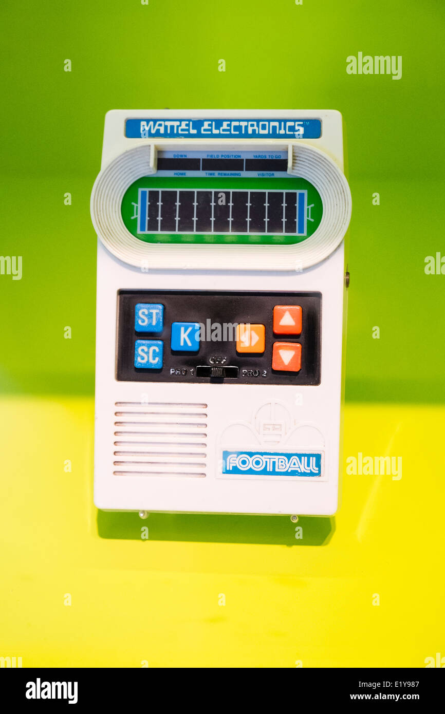 Mattel elektronische handheld Fußballspiel auf Computerspiele oder Computer-Spiele-Museum in Berlin Deutschland Stockfoto