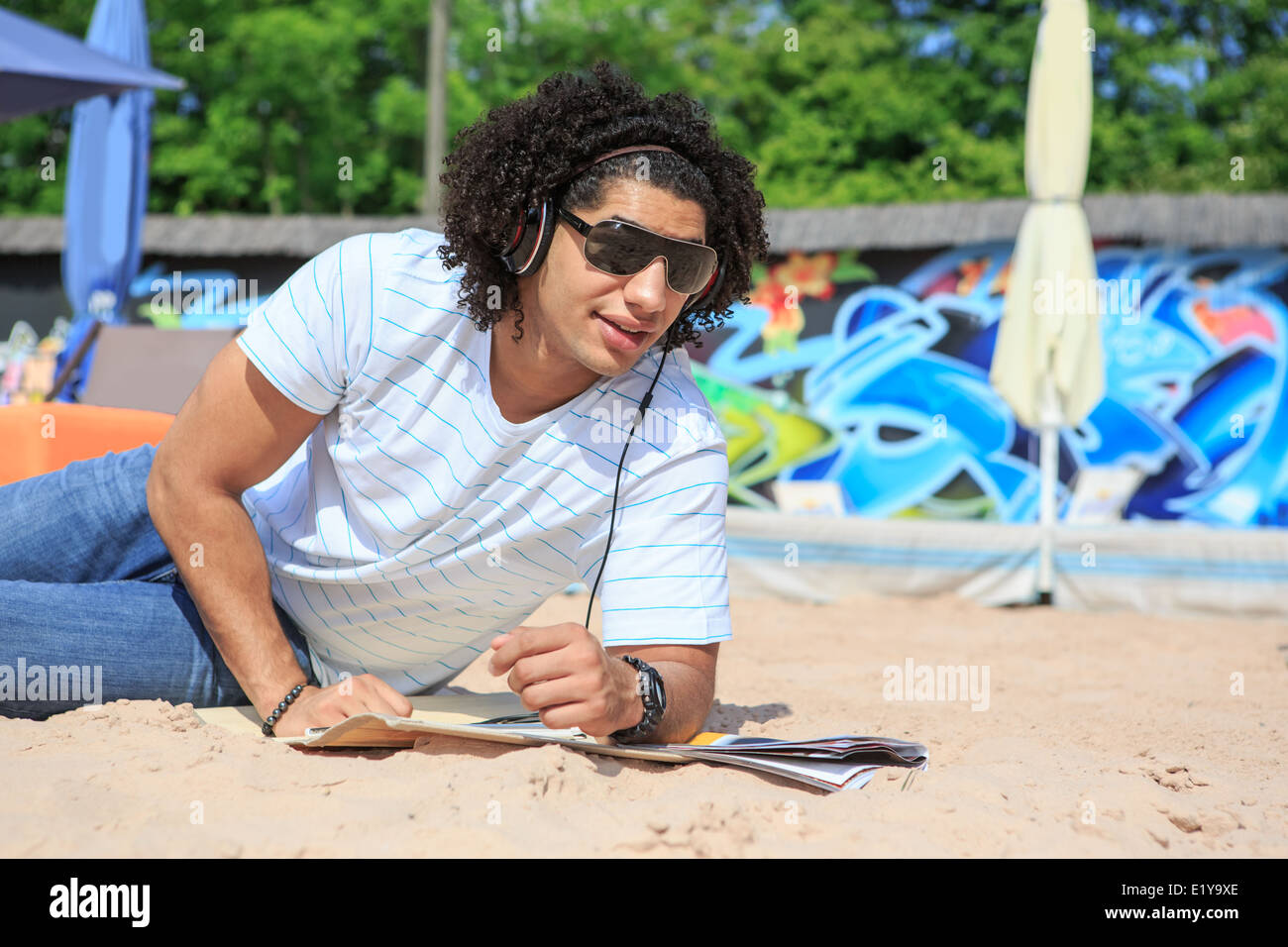 Porträt eines jungen Mannes am Strand Stockfoto