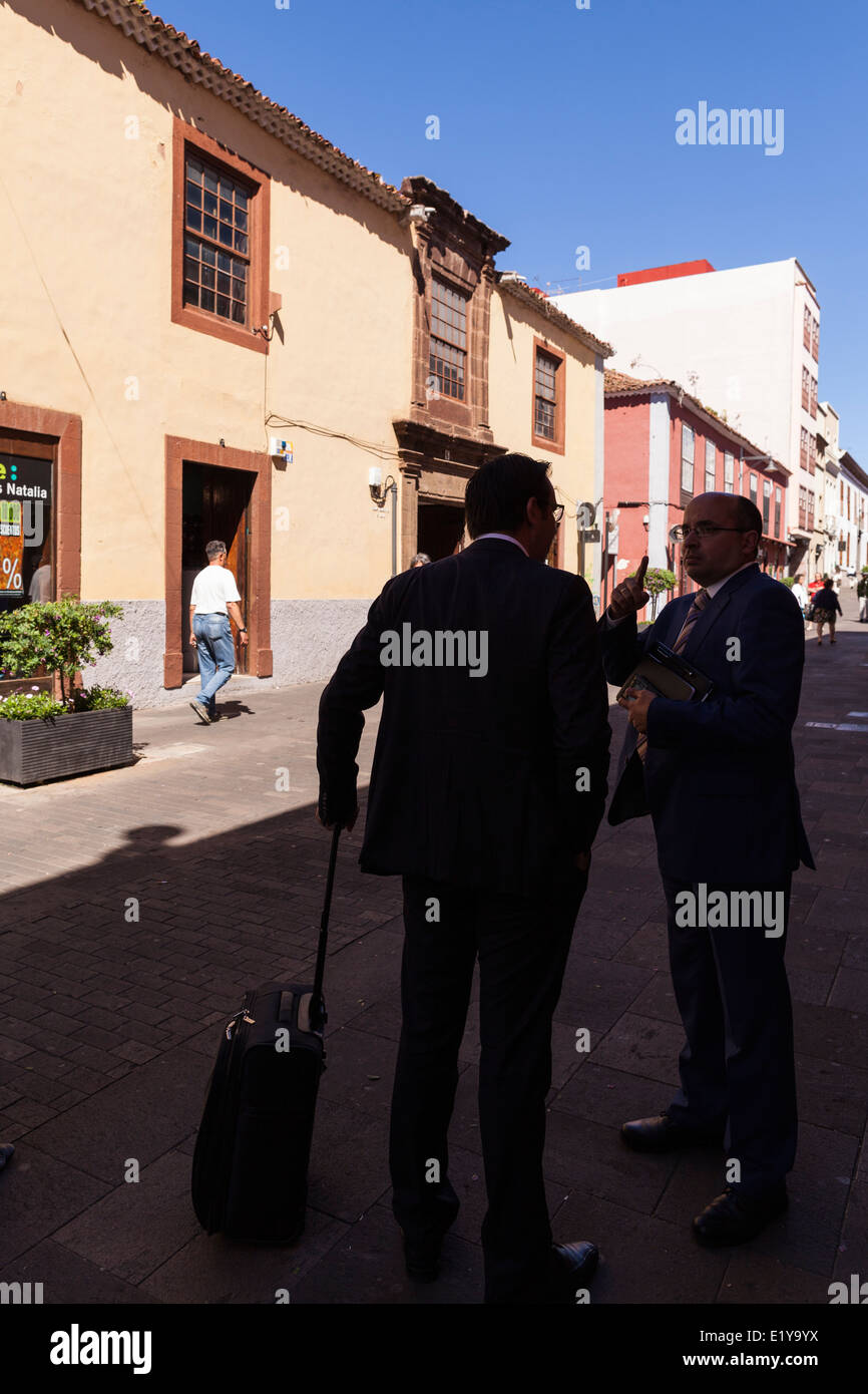 Zwei Geschäftsleute treffen auf der Straße der alten Stadt von San Cristobal De La Laguna, Teneriffa, Kanarische Inseln, Spanien, Stockfoto