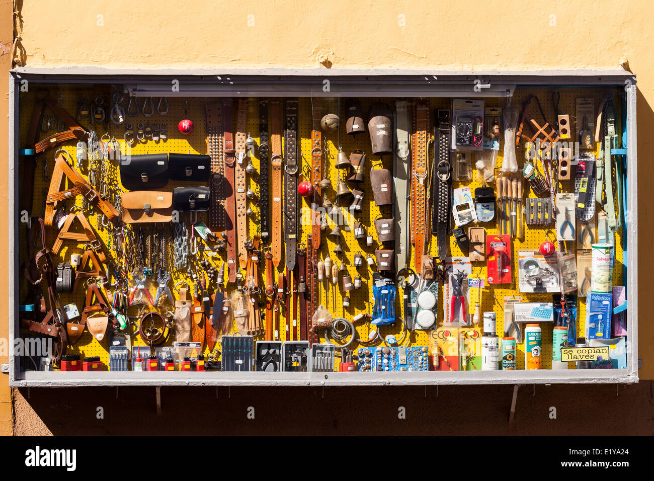 Ironmongers Vitrine an der Wand außerhalb des Ladens in San Cristobal De La Laguna, Teneriffa, Kanarische Inseln, Spanien, Stockfoto