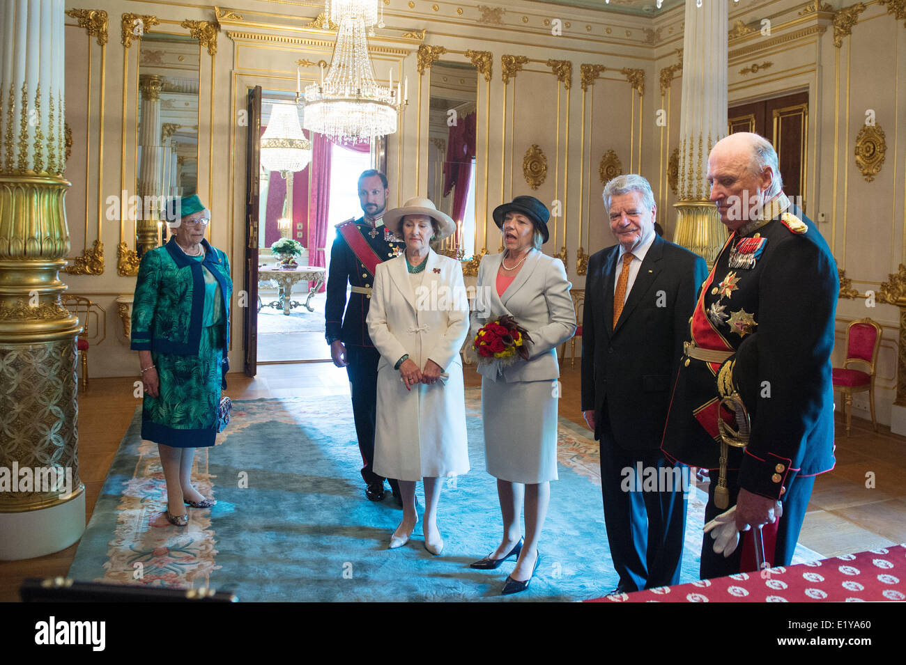 Oslo, Norwegen. 11. Juni 2014. Norwegische Königin Sonja (3-L-R), partner Gaucks Daniela Schadt, Bundespräsident Joachim Gauck und norwegischen König Harald v. sprechen neben Prinzessin Astrid (L) und Prinz Haakon im Palast in Oslo, Norwegen, 11. Juni 2014. Gauck ist bei einem Besuch vier-Tage-Besuch in Norwegen. Foto: MAURIZIO GAMBARINI/Dpa/Alamy Live News Stockfoto