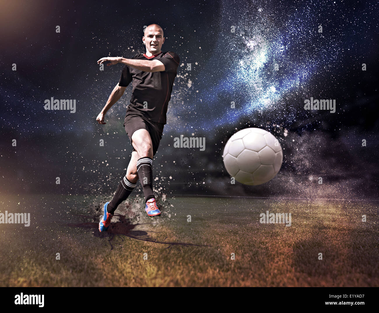 männlichen Fußball oder Fußball Spieler auf dem Feld Stockfoto