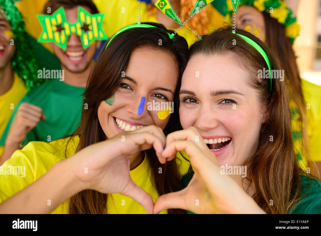 Fröhliche paar Australier oder Brasilianisch oder kamerunischen Freundinnen Fußball-Fans. Stockfoto