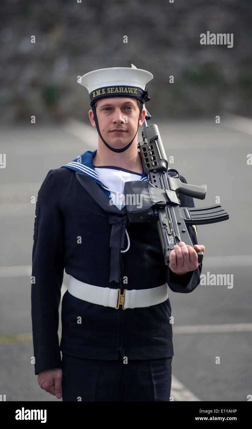 Die jährliche Freedom of Helston-Parade, bei der das Personal unter dem Kommando von Captain Mark Garrat in Helston parade Stockfoto