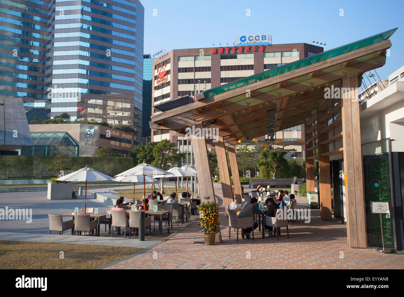 Freiluft-Café im Park vor Zero Carbon Gebäude, Kowloon Bay, Kowloon, Hong Kong Stockfoto