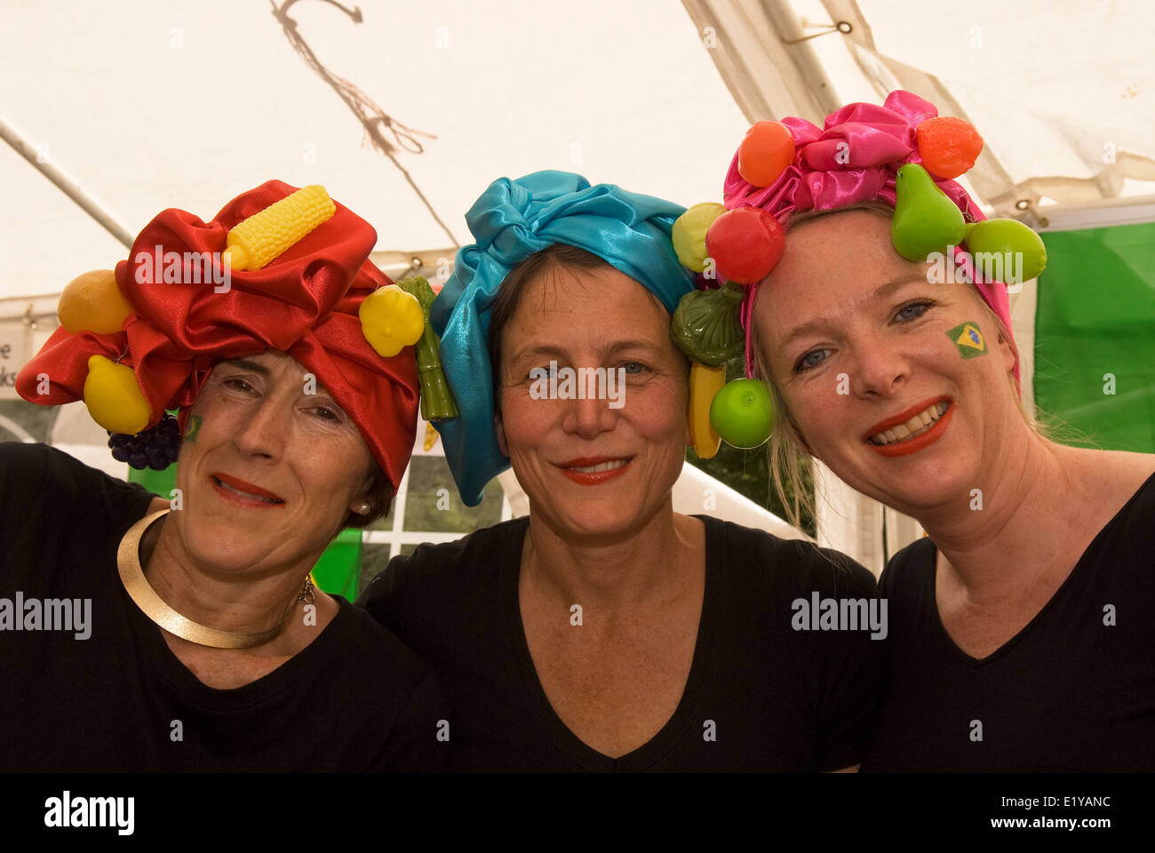 3 Frauen mit brasilianischen/Karneval Kostüm an einem Dorf Sommerfest der  ein Brasilien/WM-Thema 2014, dockenfield, Großbritannien hatte  Stockfotografie - Alamy