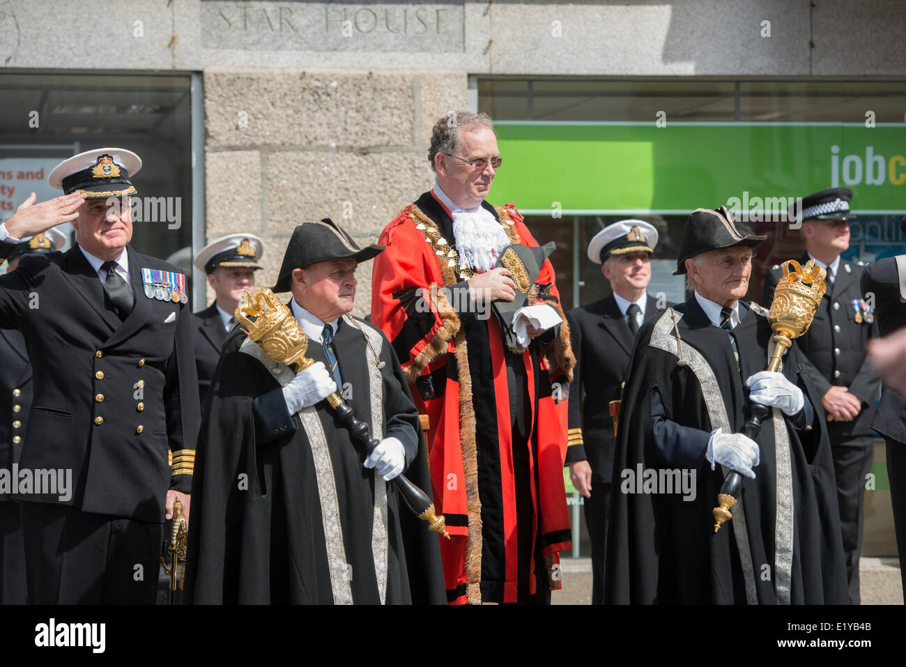 Die jährliche Frredom von Helston-Parade, wo Personal unter dem Kommando von Captain Mark Garrat in Helston Parade Stockfoto