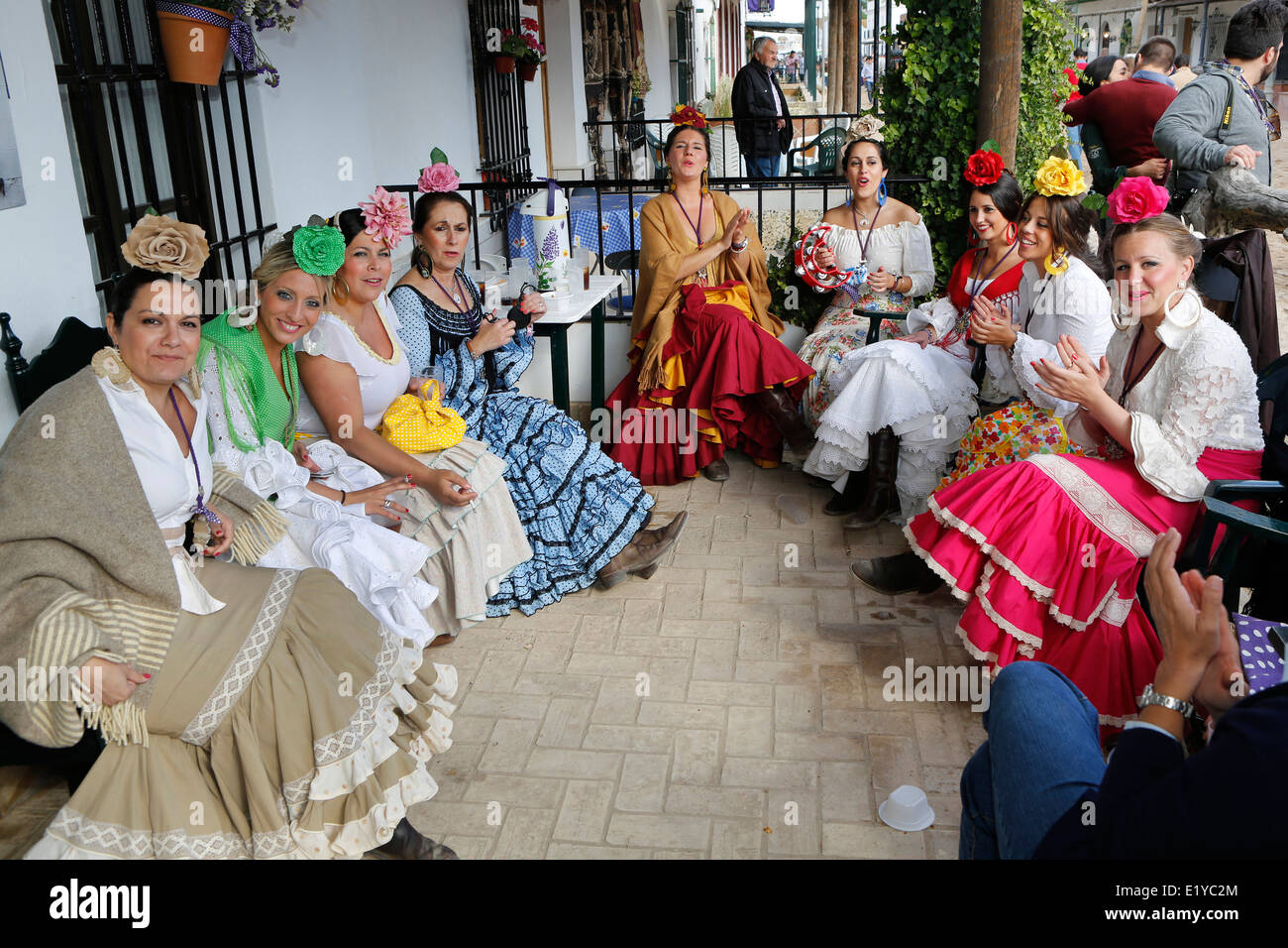 Spanische Frauen tragen Zigeunerkostüm Flamenco El Rocio Romeria katholischen Festival Stockfoto