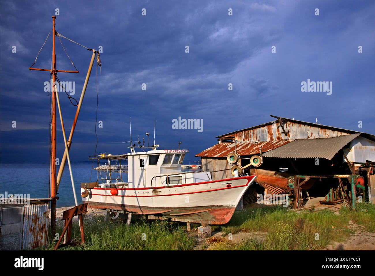Bei den berühmten traditionellen Werften von Ierissos Stadt, Gemeinde des Aristoteles, Chalkidiki ("Chalkidiki"), Mazedonien, Griechenland. Stockfoto