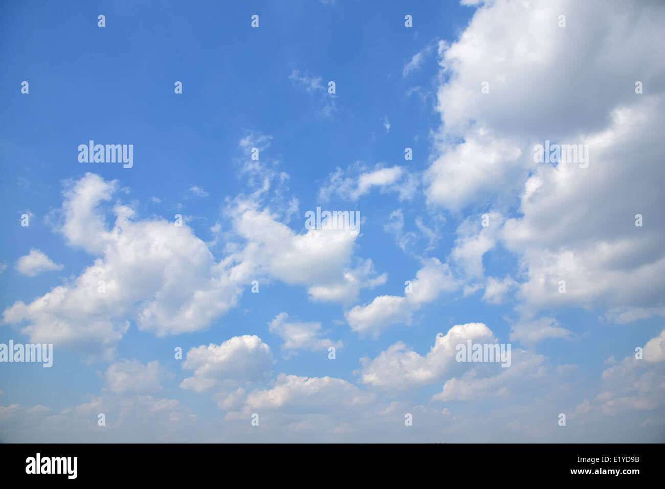 Blauer Himmel und einige Wolken im sonnigen Tag Stockfoto