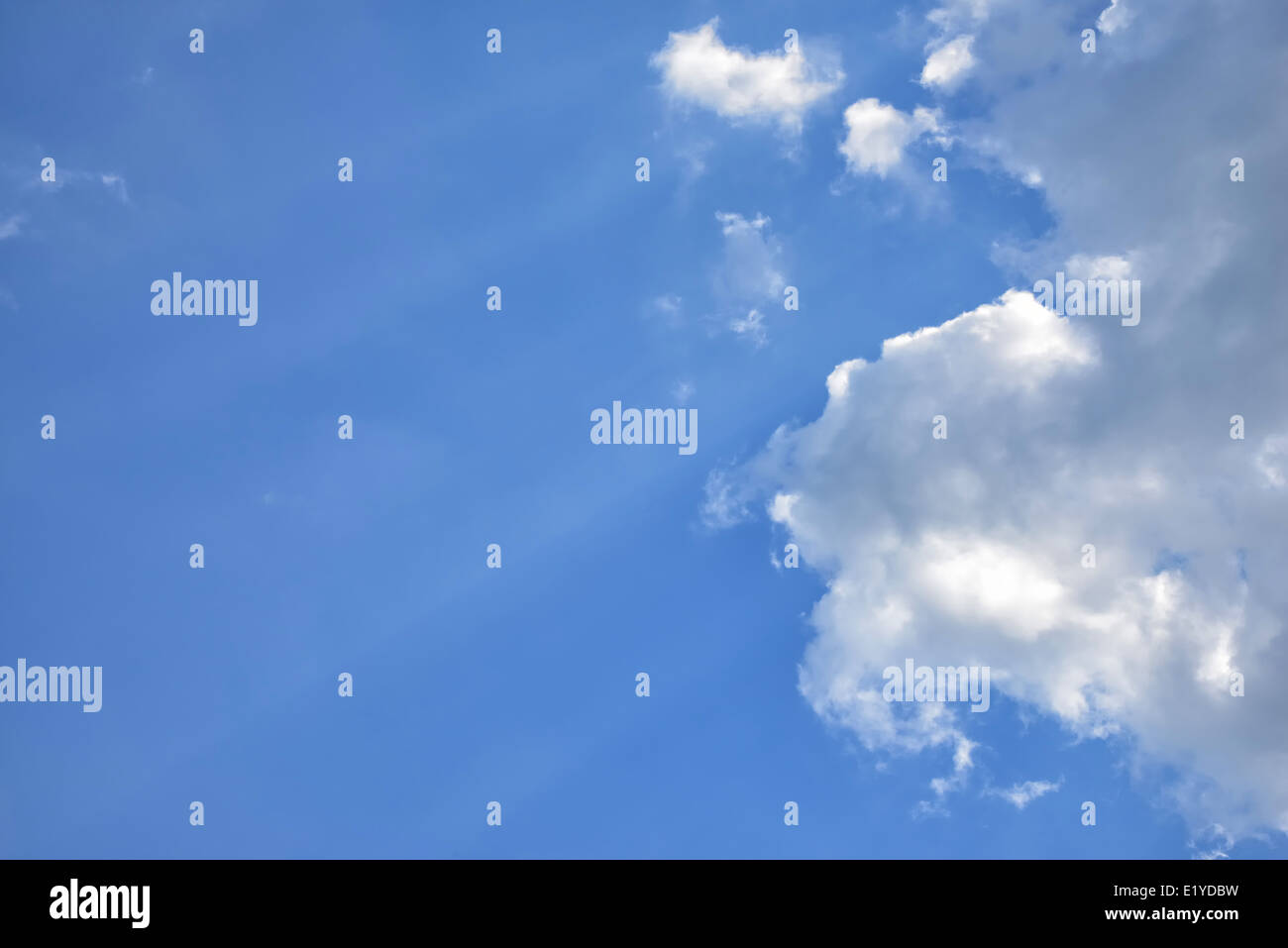 Blauer Himmel und einige Wolken im sonnigen Tag Stockfoto