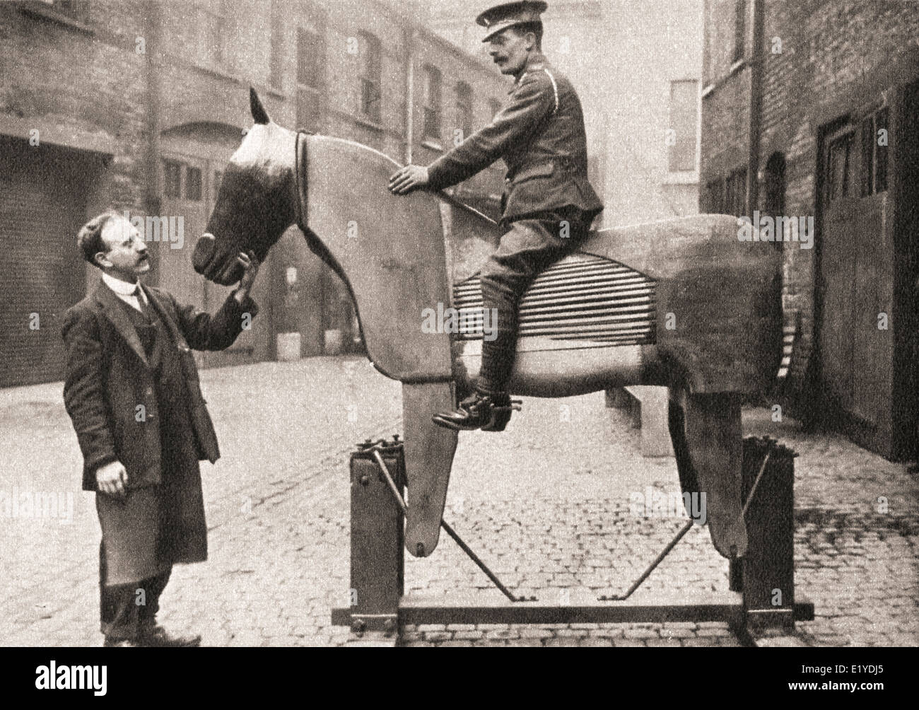 Ausbildung rohe Rekruten die Grundlagen des Reitens auf Dummy-Pferde zu Beginn des ersten Weltkriegs im Jahr 1914. Stockfoto