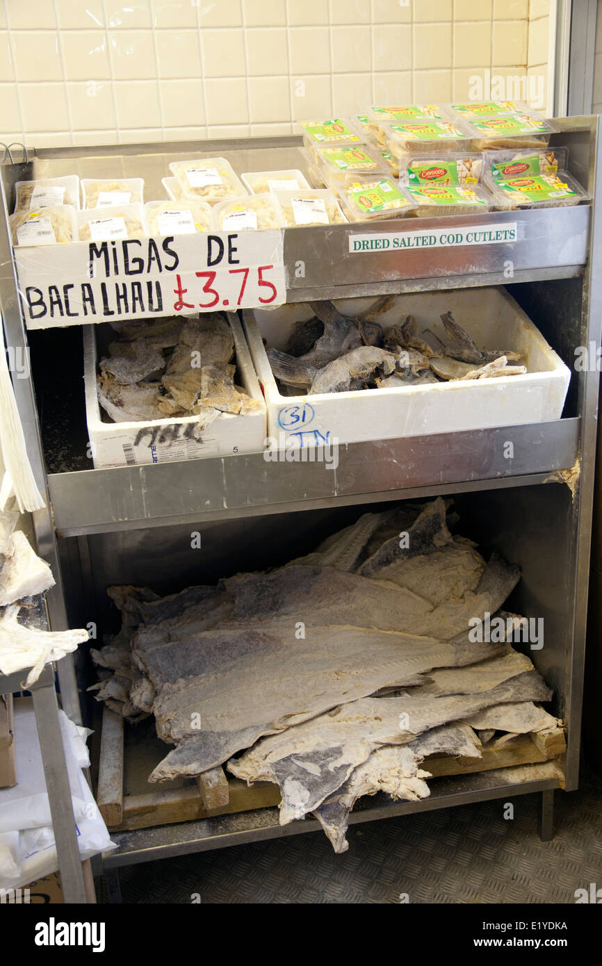 Bacalhau, gesalzener Kabeljau, zum Verkauf an portugiesischen Convenience-Store auf der Golborne Road - London W10 - UK Stockfoto