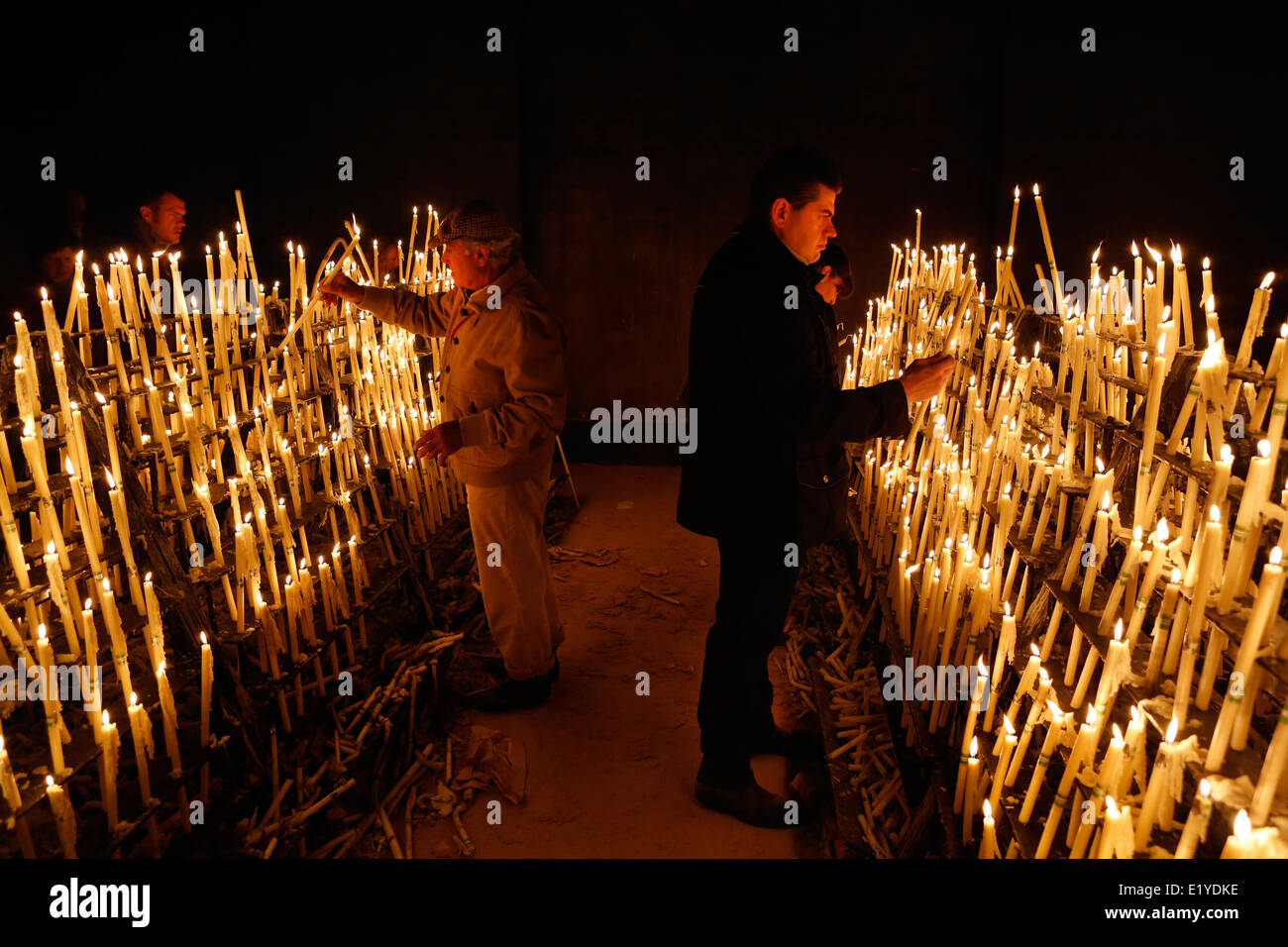 Katholische Pilger an das Dorf El Rocio Kerzen in der Kapelle der Erinnerung während der Romeria Festival in Spanien Stockfoto