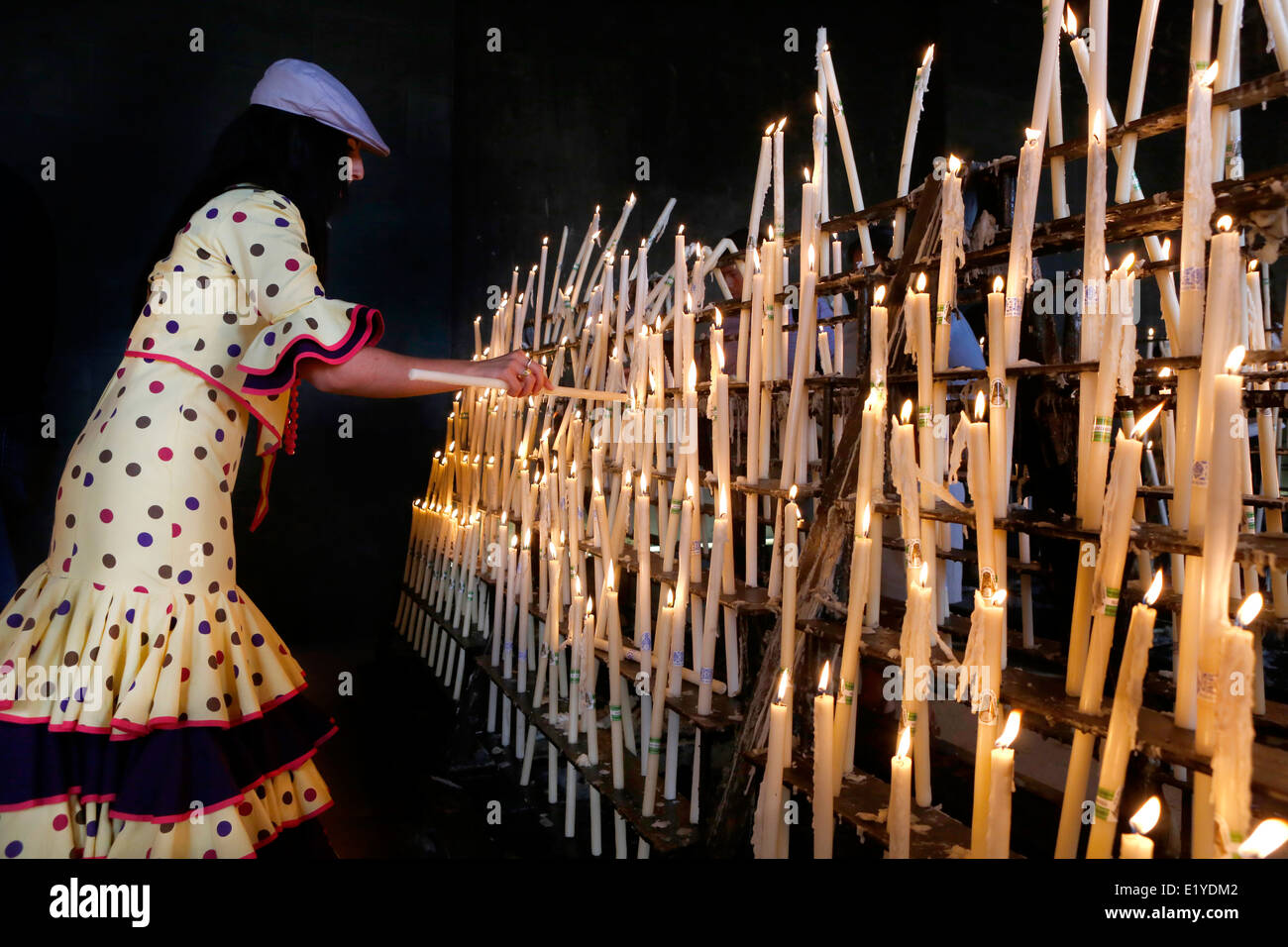 Katholische Pilger an das Dorf El Rocio Kerzen in der Kapelle der Erinnerung während des Festivals Romeria Stockfoto