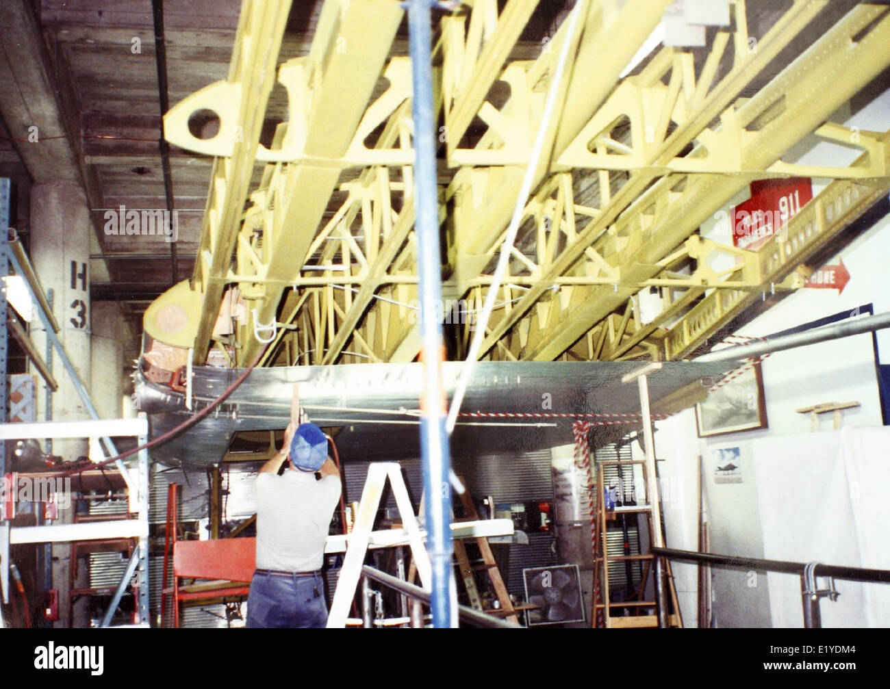 Die Ford Trimotor war ein ikonisches amerikanisches Flugzeug aus den 1920er Jahren, das für seine Metallkonstruktion und seine Rolle in der kommerziellen Luftfahrt und frühen Luftpostdienste bekannt war. Es war ein bahnbrechendes Design in der Geschichte der Luftfahrt. Stockfoto