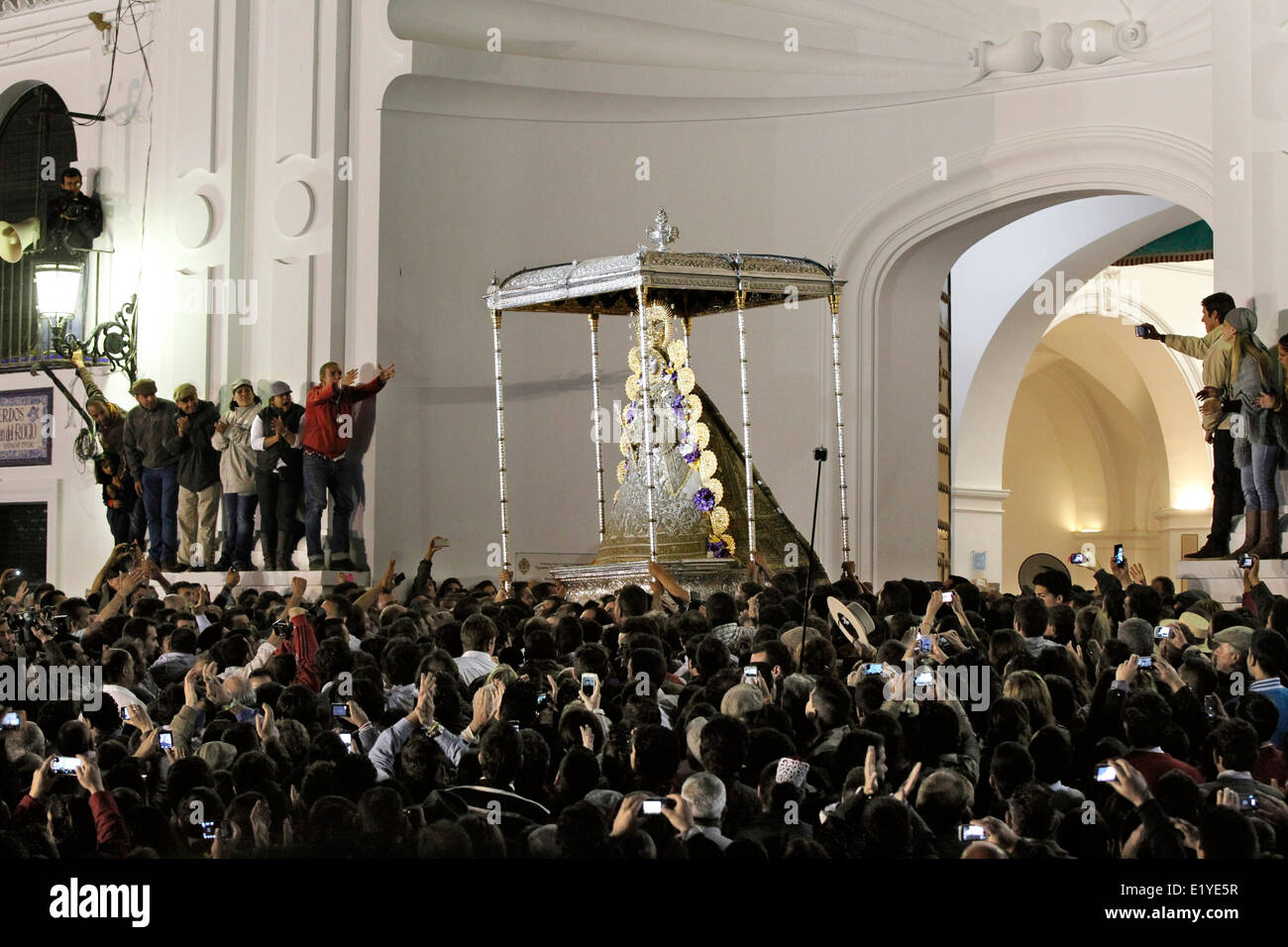 Tausende versammeln sich die Jungfrau von El Rocío zu berühren, während die Romeria processionin Rocio in der Provinz Huelva, Andalusien Stockfoto