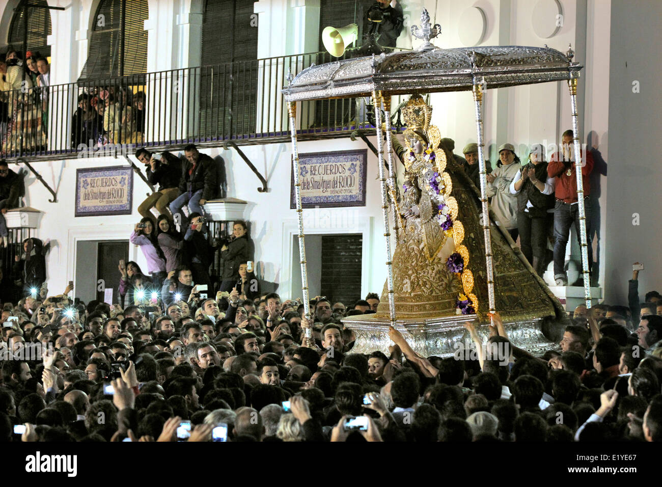 Tausende versammeln sich die Jungfrau von El Rocío zu berühren, während die Romeria processionin Rocio in der Provinz Huelva, Andalusien Stockfoto