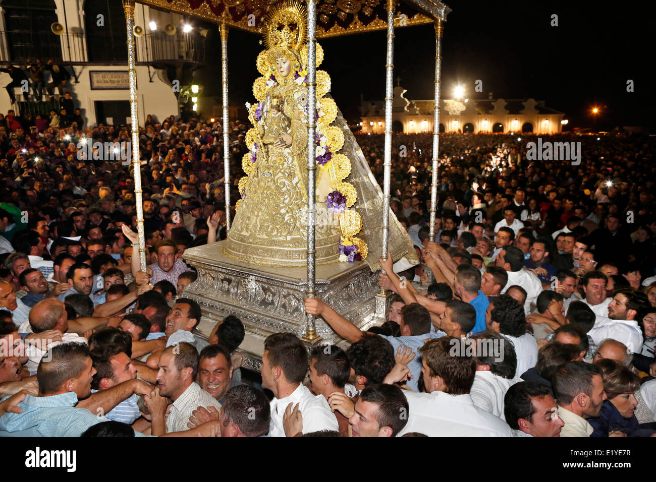 Tausende versammeln sich die Jungfrau von El Rocío zu berühren, während die Romeria processionin Rocio in der Provinz Huelva, Andalusien Stockfoto