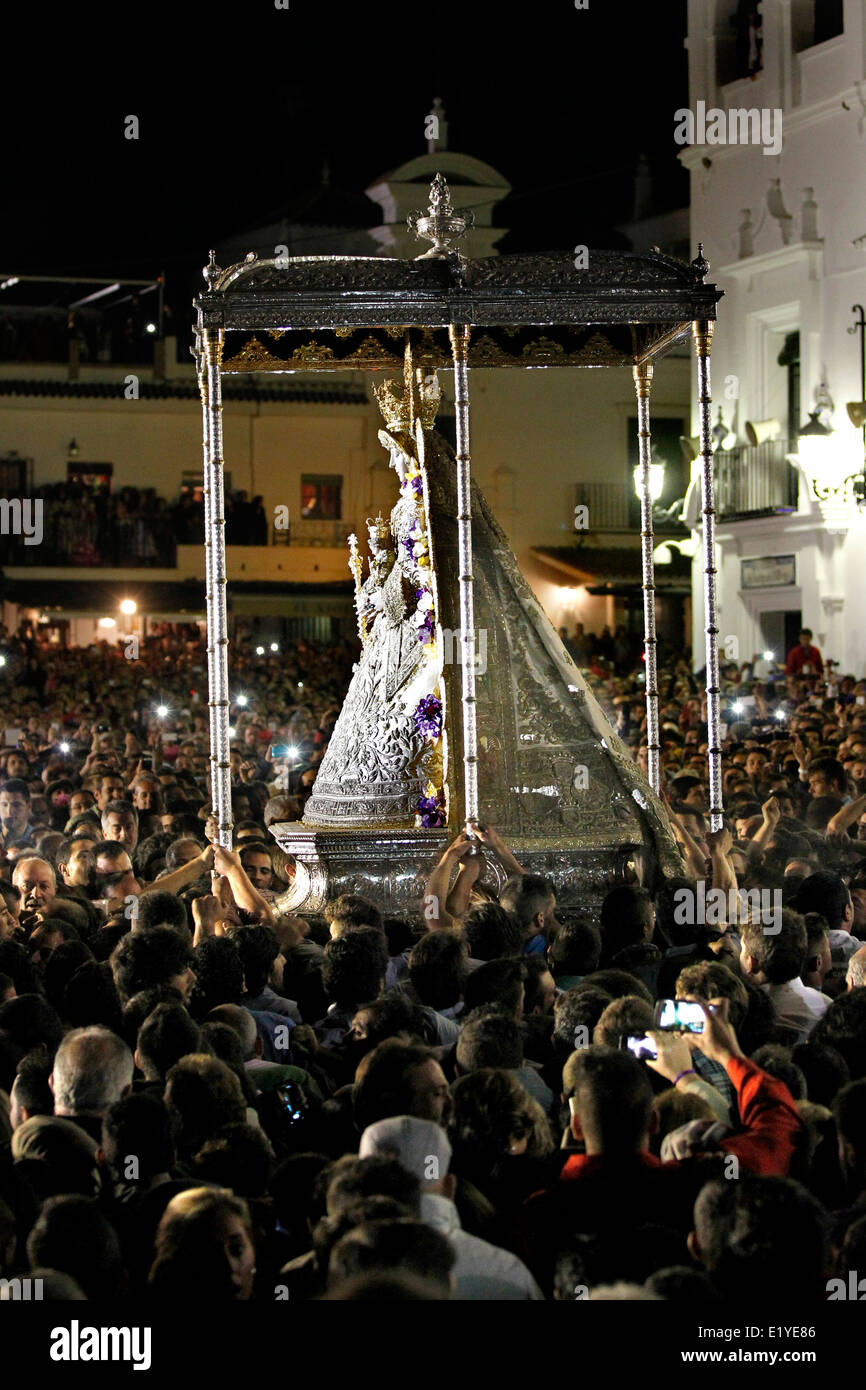 Tausende versammeln sich die Jungfrau von El Rocío zu berühren, während die Romeria processionin Rocio in der Provinz Huelva, Andalusien Stockfoto