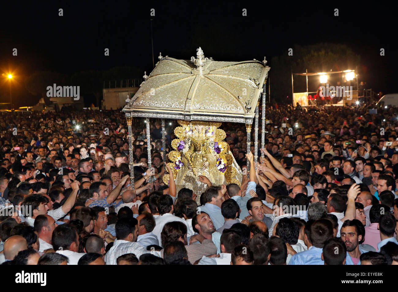 Tausende versammeln sich die Jungfrau von El Rocío zu berühren, während die Romeria processionin Rocio in der Provinz Huelva, Andalusien Stockfoto