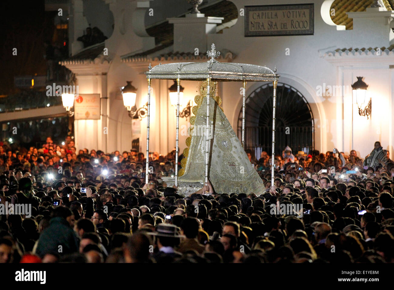 Tausende versammeln sich die Jungfrau von El Rocío zu berühren, während die Romeria processionin Rocio in der Provinz Huelva, Andalusien Stockfoto