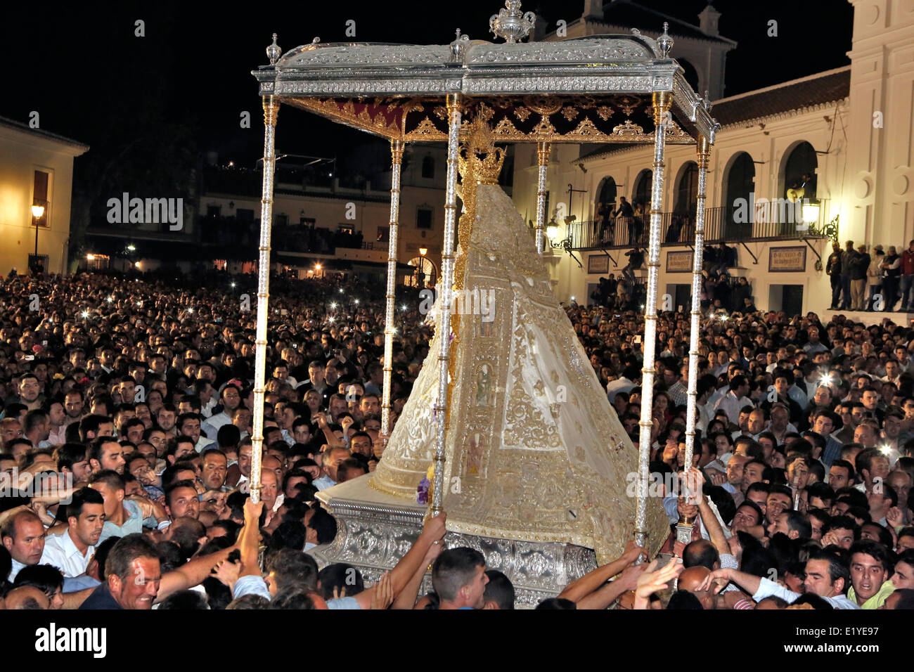 Tausende versammeln sich die Jungfrau von El Rocío zu berühren, während die Romeria processionin Rocio in der Provinz Huelva, Andalusien Stockfoto