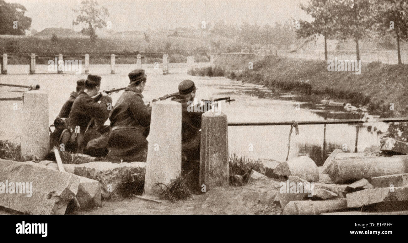 Eine Nachhut zu bleiben, um zu verhindern, dass die vorrückenden deutschen Reparatur der Brücke, von der sich zurückziehenden Belgier bei Termonde gesprengt Stockfoto