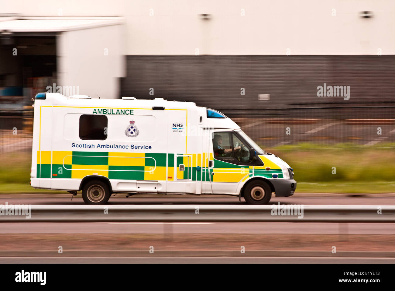 Scottish Ambulance Service Notfallambulanz Beschleunigung entlang der Kingsway West Doppelspurstraße als Reaktion auf einen Notfall 999 in Dundee, Schottland Stockfoto