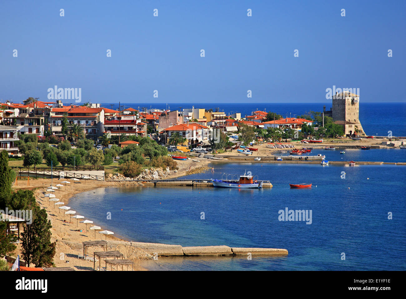 Ouranoupolis Stadt mit seinem Strand und seinen "Markenzeichen" der Prosphorios-Turm, Chalkidiki ("Chalkidiki), Mazedonien, Griechenland. Stockfoto