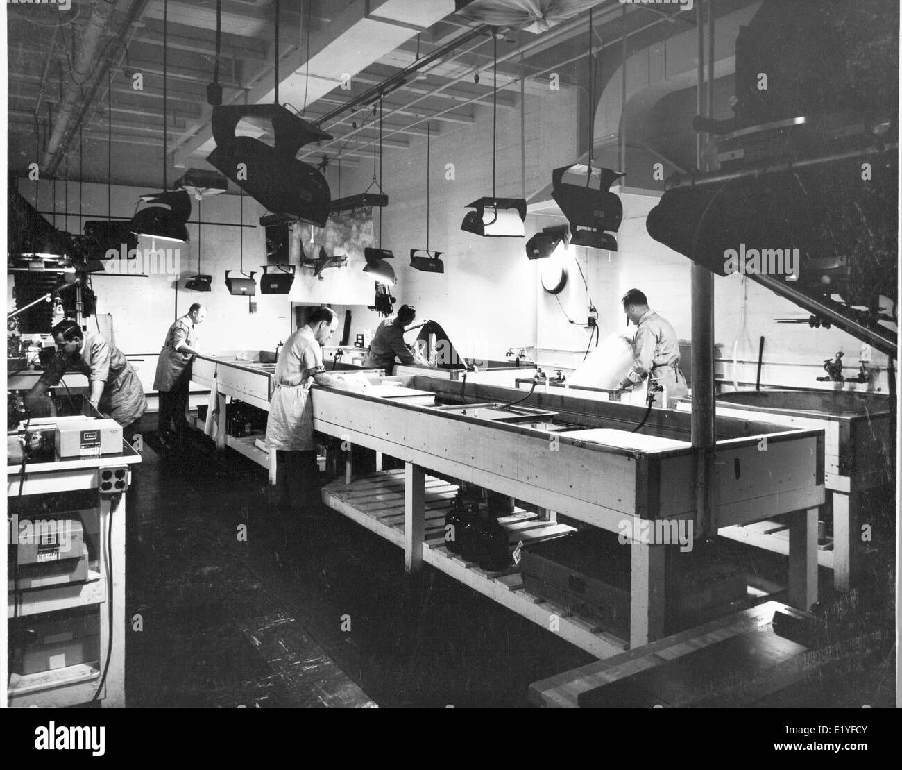 Die Fotosammlung aus dem Werk Convair/General Dynamics in den 1950er Jahren zeigt die Belegschaft und die Flugzeugproduktion des Unternehmens, einschließlich der Entwicklung militärischer und ziviler Flugzeuge. Das Werk war maßgeblich an der Herstellung von Schlüsselflugzeugen wie der B-58 Hustler und verschiedenen Verkehrsflugzeugen beteiligt. Stockfoto