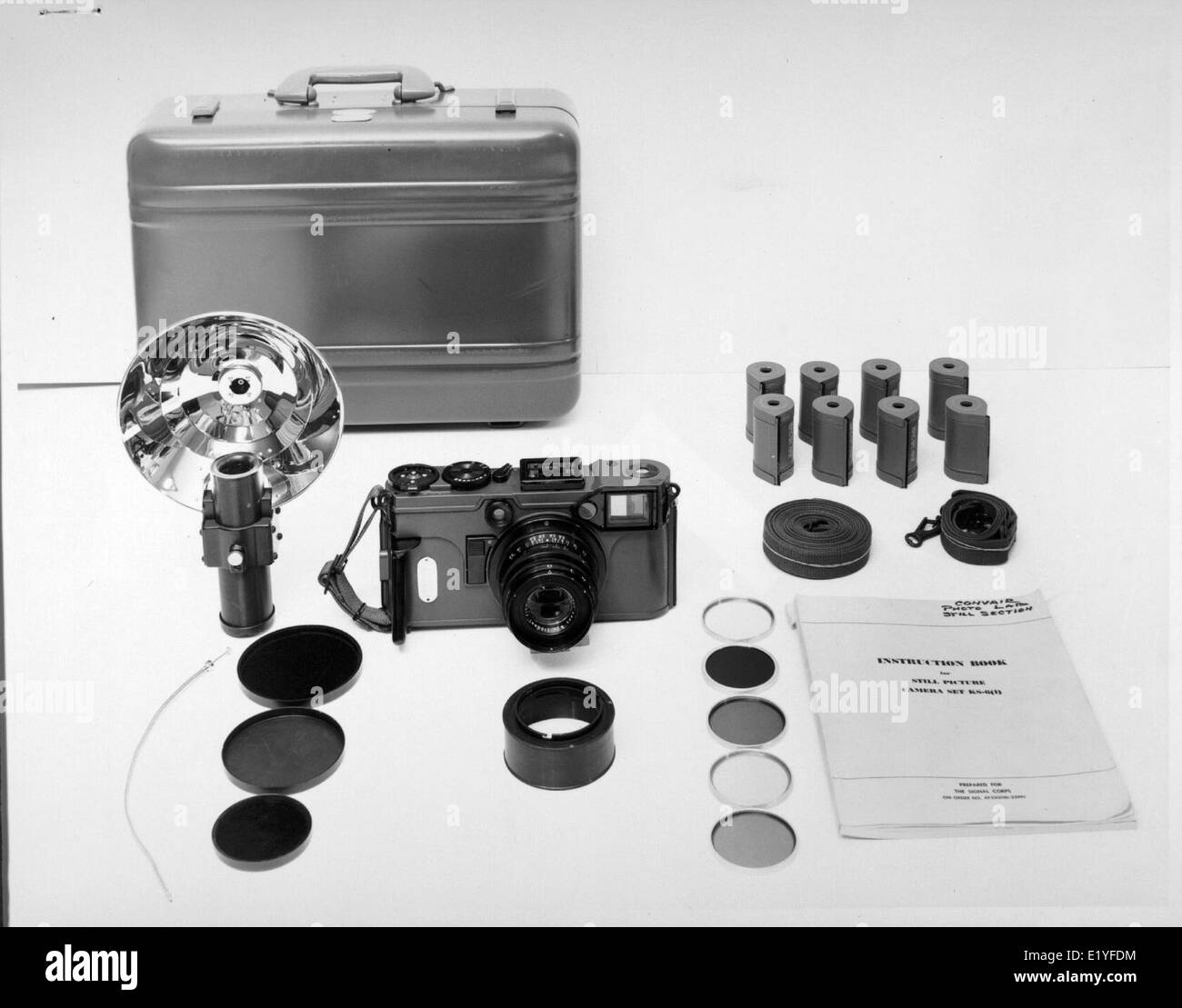 Das Convair/General Dynamics-Werk spielte in den 1950er Jahren eine wichtige Rolle bei der Herstellung von Militärflugzeugen und Flugzeugkomponenten. Dieses 70-mm-Filmfoto zeigt Arbeiter und Geräte, die an der Produktion und Entwicklung fortschrittlicher Luft- und Raumfahrttechnologie beteiligt sind. Stockfoto